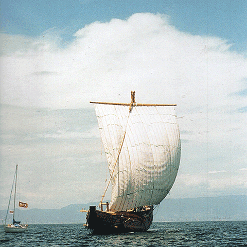 帆走実験中の浪華丸（1999年）